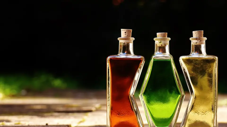 Une petite collection de flacons de parfum côte à côte