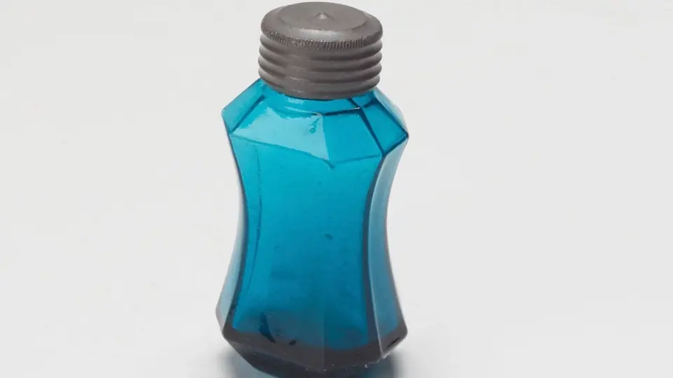 Flacon de parfum éclairé par une lumière douce