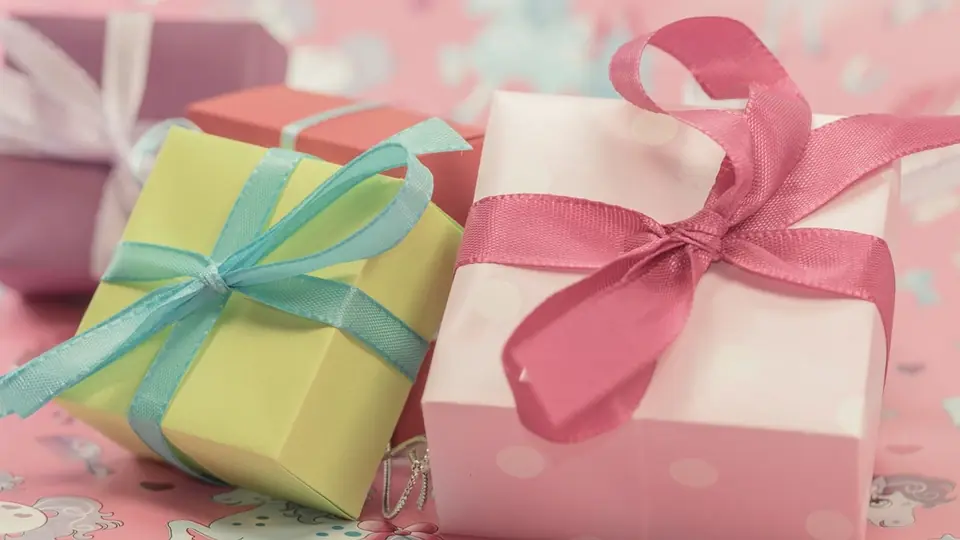 Une pile de paquets cadeaux aux couleurs vives