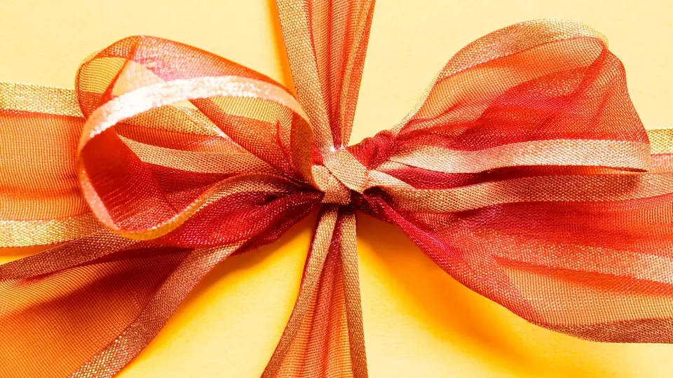 Cadeau emballé avec un ruban orange